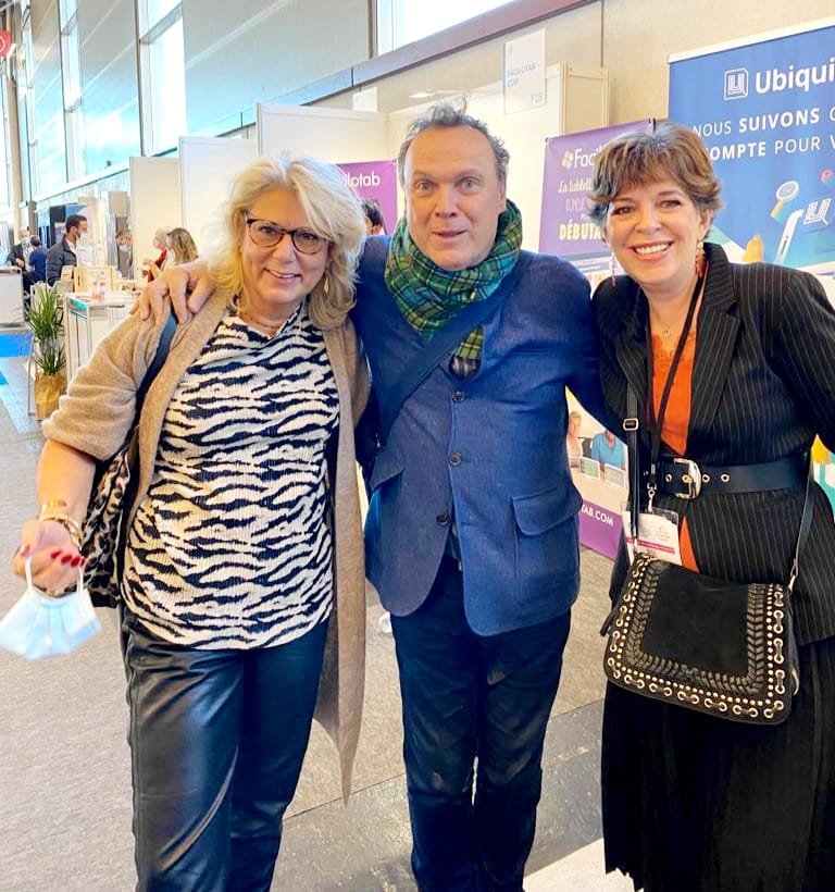 Julien Lepers pose avec l'équipe de Famille-Seniors-en-ligne