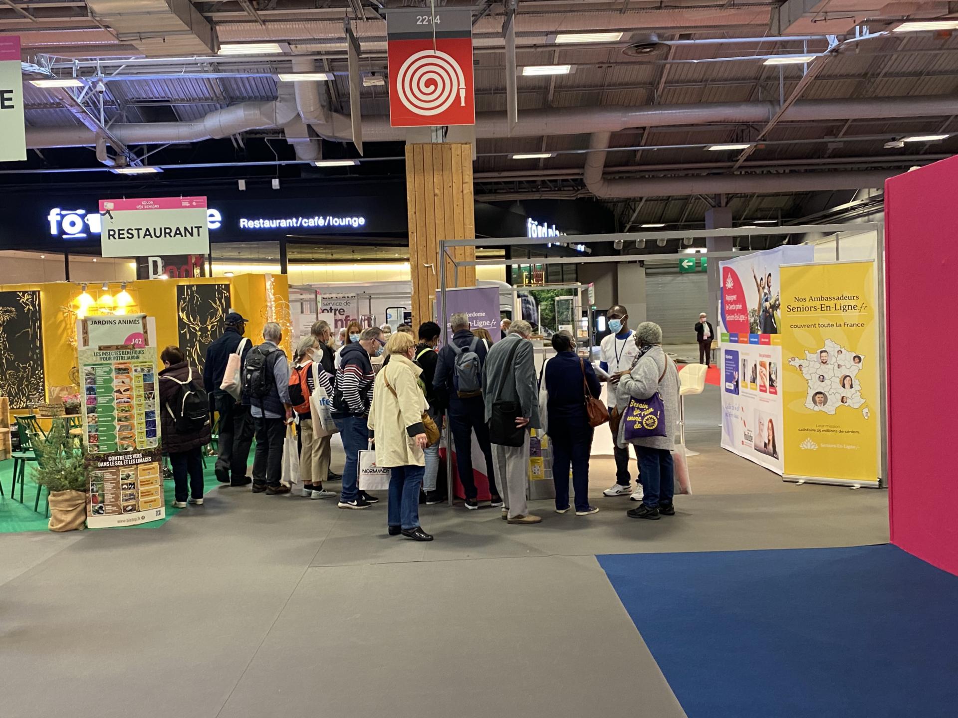 Bain de foule au stand Famille-Seniors-en-Ligne